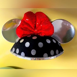 NWT Original authentic Minnie Mouse Ears Disney hat from Disney world